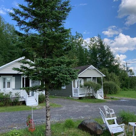 Motel & Chalets --Shefford-Waterloo- Habitation Forest エクステリア 写真