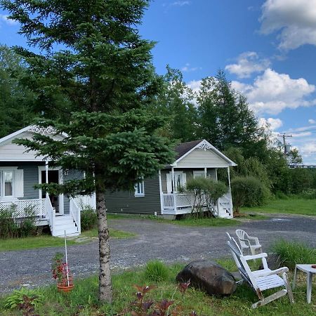 Motel & Chalets --Shefford-Waterloo- Habitation Forest エクステリア 写真